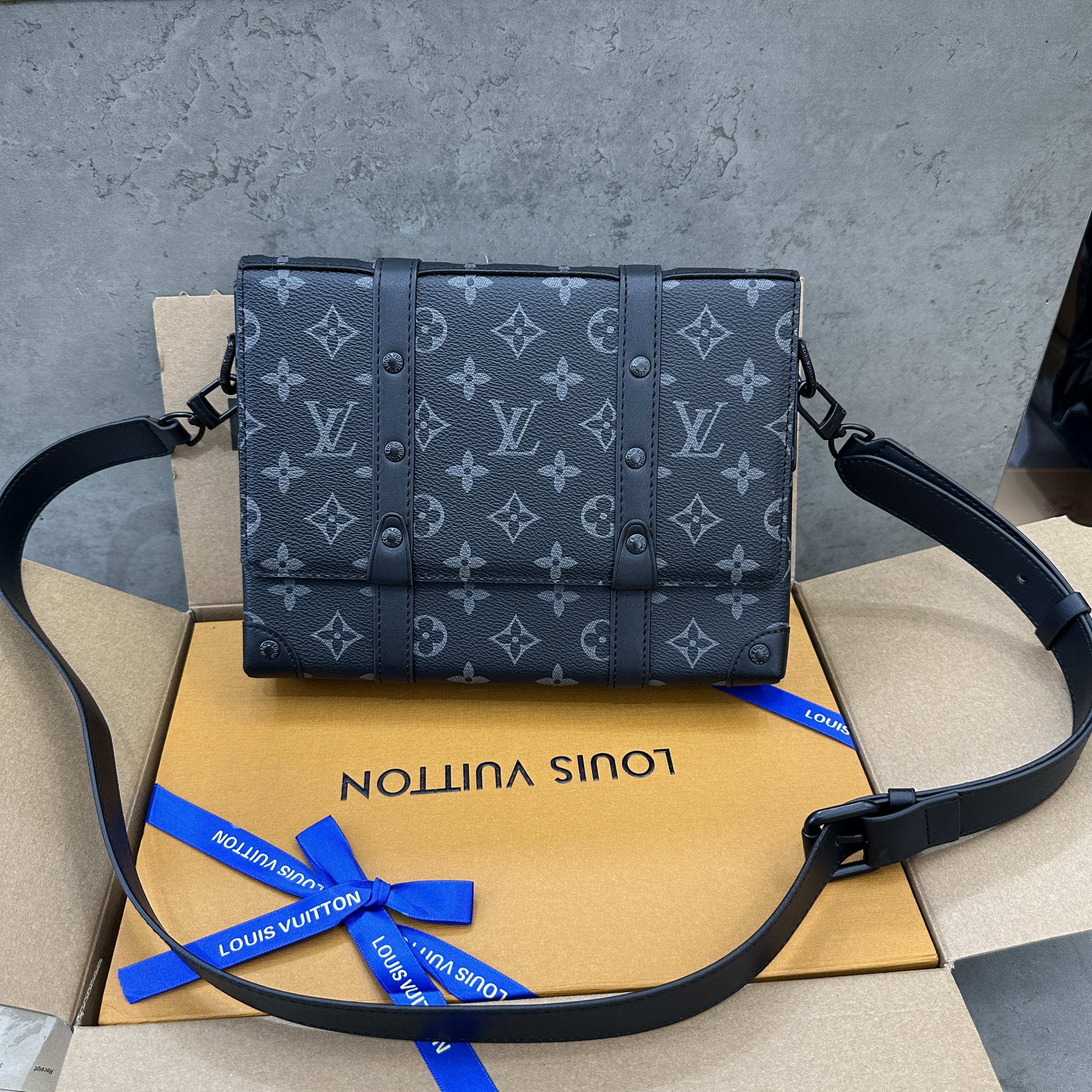 Túi đeo chéo Louis Vuitton LV Đen họa tiết hoa vân Xám nắp gập size 24x18x5.5cm Like Auth on web fullbox bill thẻ PLD